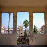 Ci ritroviamo cos�  in un piccolo ambiente circondato da fini colonnine, le quali scandiscono una serie di aperture ornate con piccole ringhiere in ferro